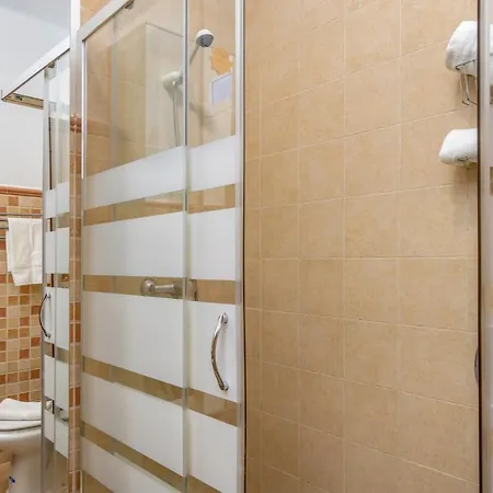 Appartamento Spacious Flat In The Heart Of Ref 39 *